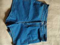 Krótkie gumowane spodenki jeansowe z elastyczną sportową bluzką