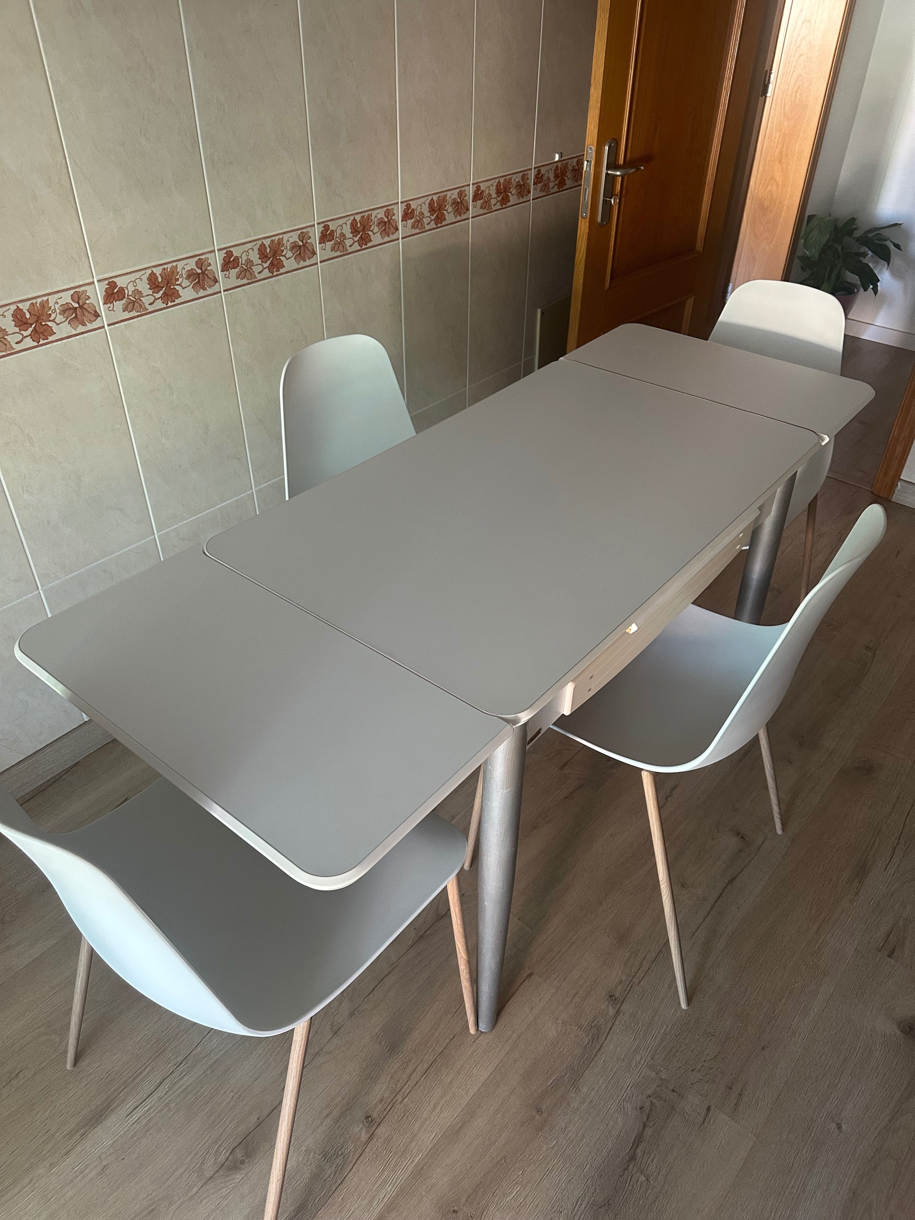 Mesa branca extensível + 4 Cadeiras