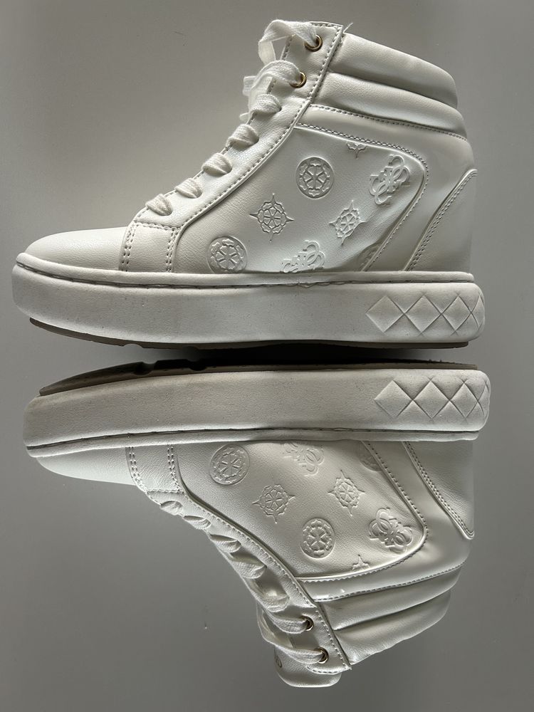 Biale sneakersy z ukryta koturna marki GUESS r:39