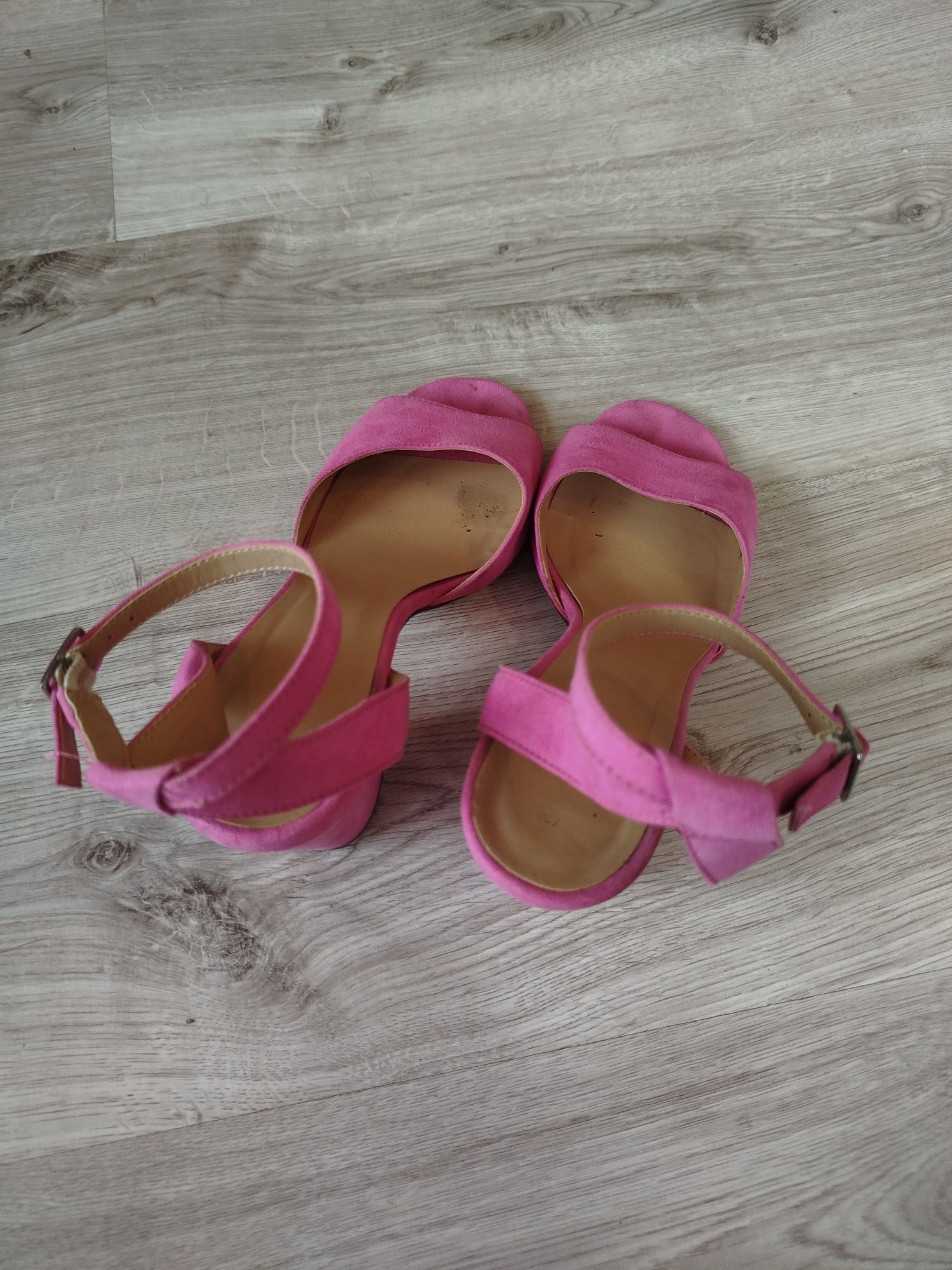 Damskie fuksjowe zamszowe buty na obcasie