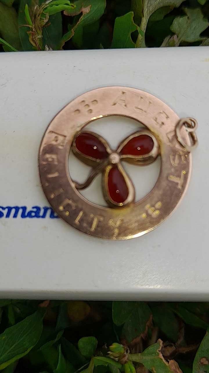 Подвеска винтаж золото 9 ct.камни красный янтарь.вес 1.55