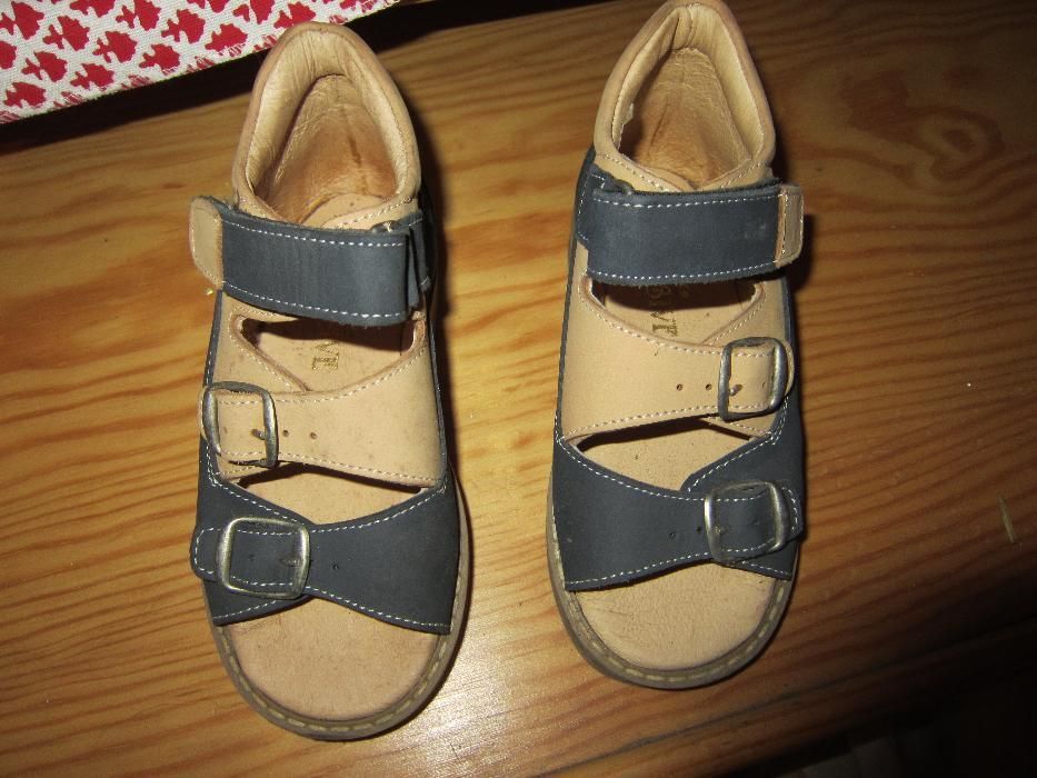 Sandálias de criança Azuis e Bejes Tamanho 26 NOVAS