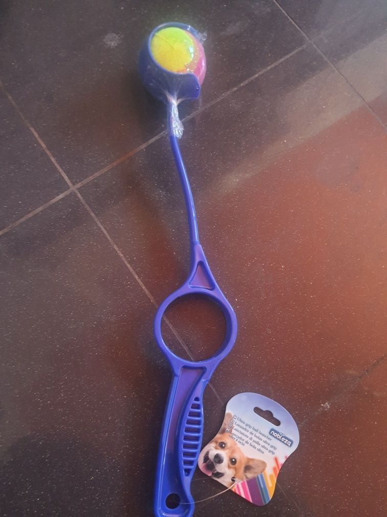 Lançador de bolas para cão novo