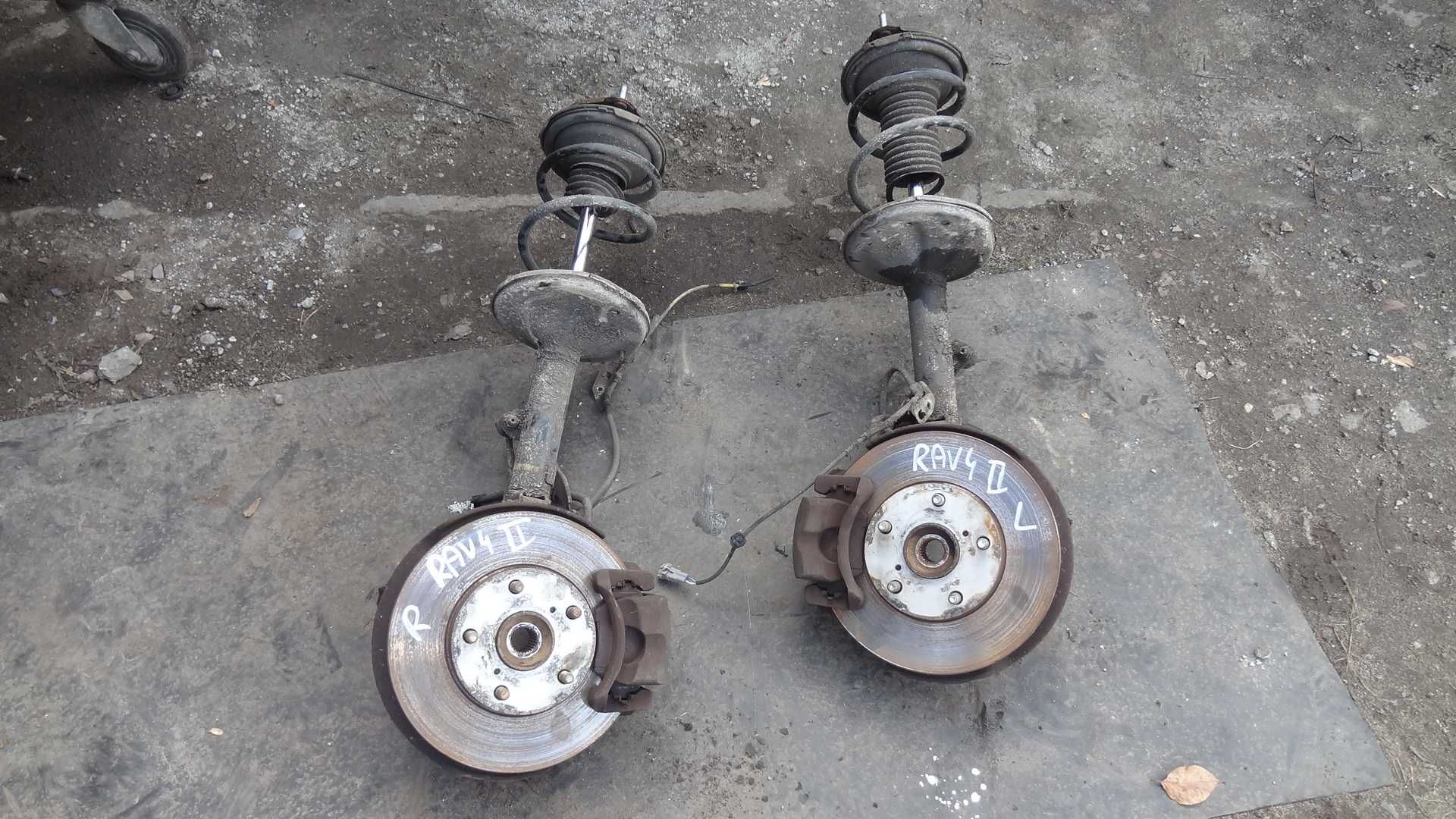 Toyota rav4 II 00-05  amortyzator zacisk zwrotnica przód komplet