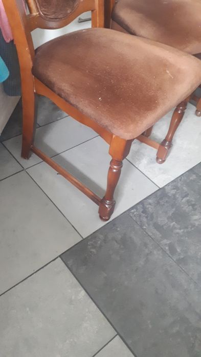 5 solidnych  krzeseł