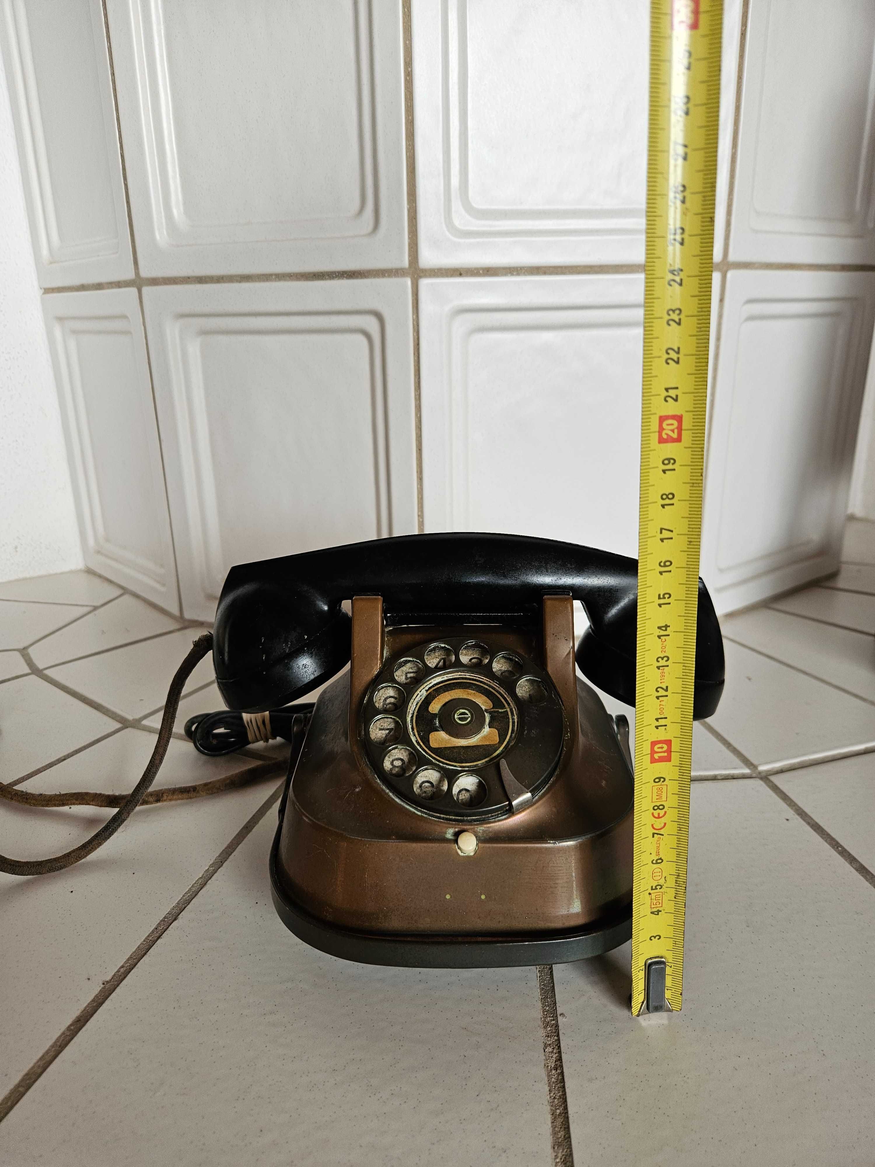 Stary telefon tarczowy z miedzianą obudową z 1956 r