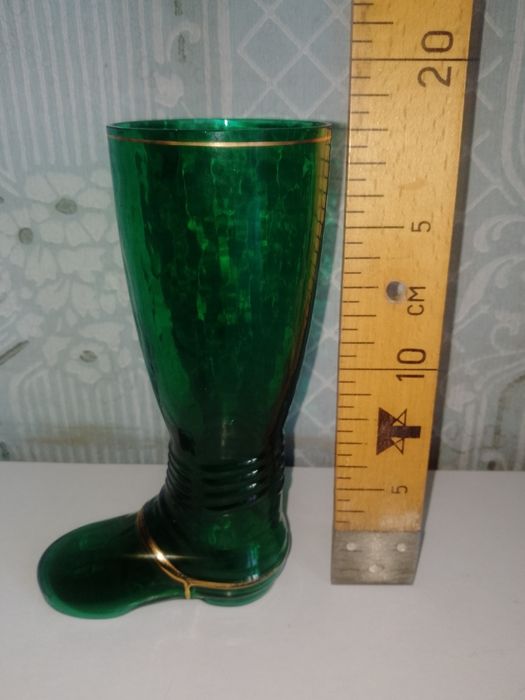 Продаються художні вироби зі скла та фарфору виробництва ГДР та СРСР.