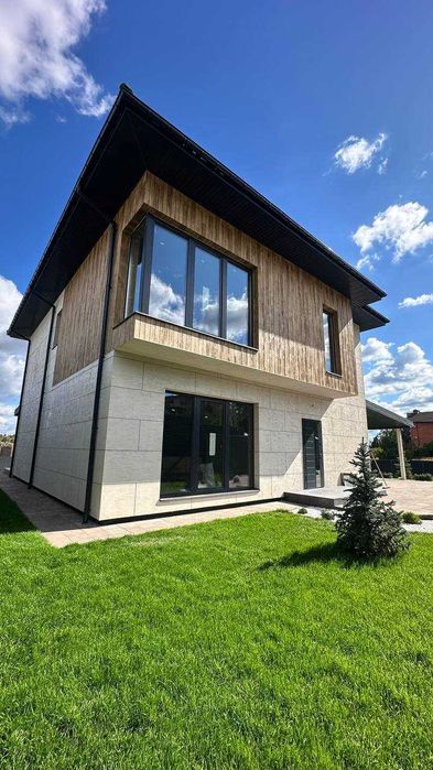 Просторий будинок в Лісниках з панорамним видом — мальовниче місце!