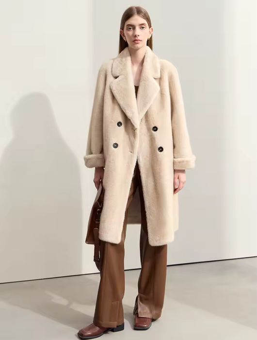 Płaszcz ze sztucznego futra z norek.