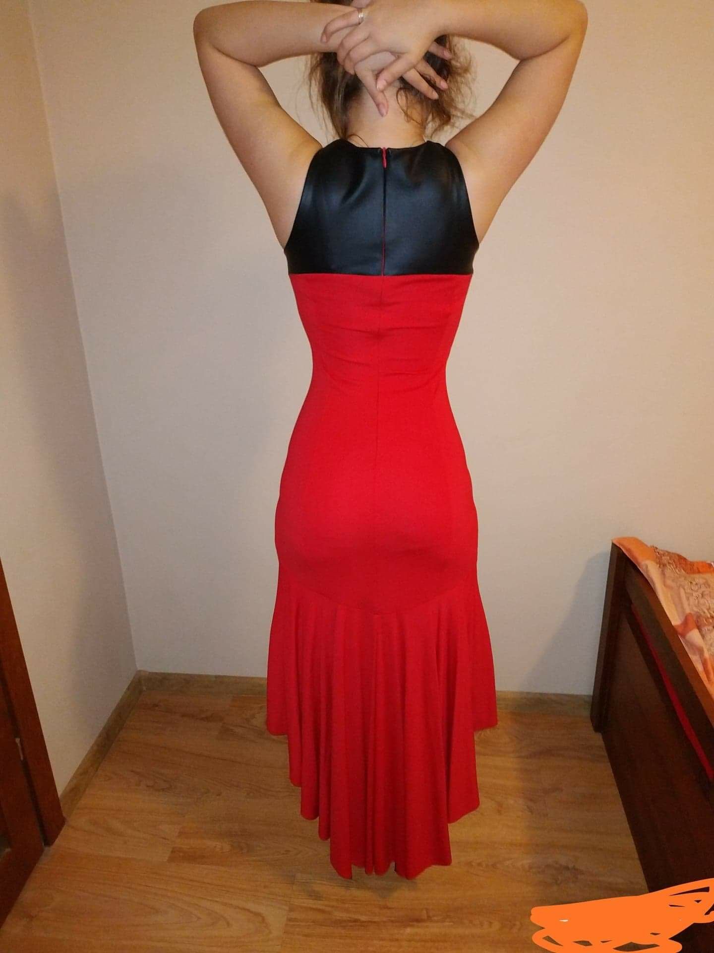 Śliczna czerwona symetryczna sukienka długa do kolana