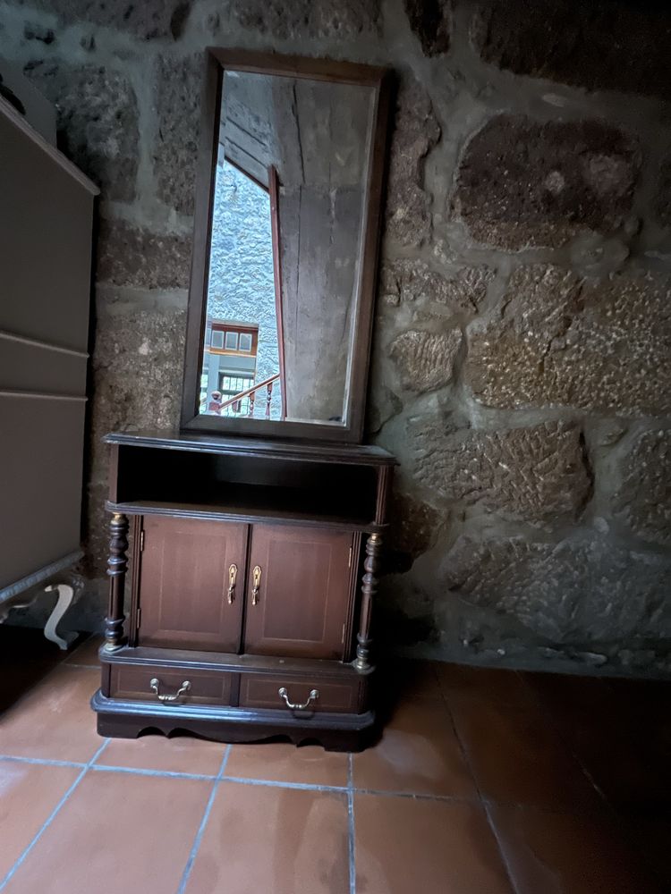 Aparador em madeira e espelho