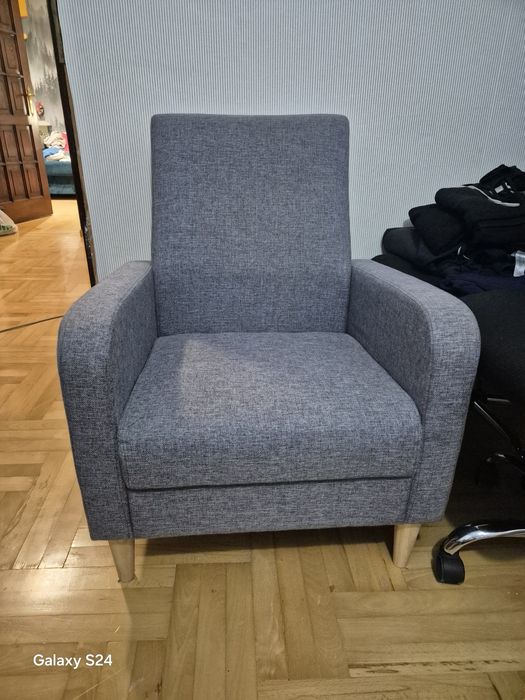 Fotel szary na nóżkach