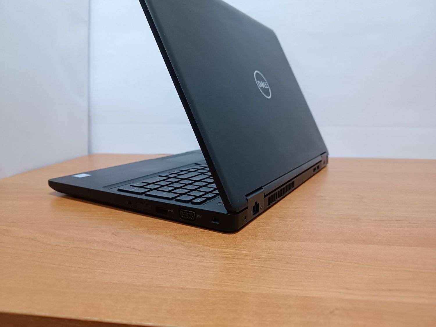 Ноутбук DELL i7 8650u 8 по 4.2 Ghz 16GB SSD 256GB Nvidia MX130 FHD IPS