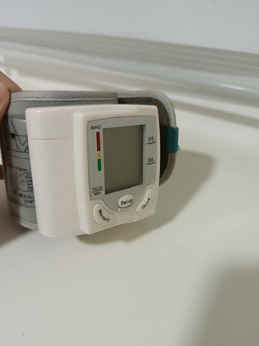 Тискомір електронний на руку