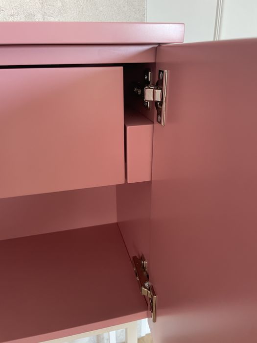 Komoda / konsola różowa z frezami