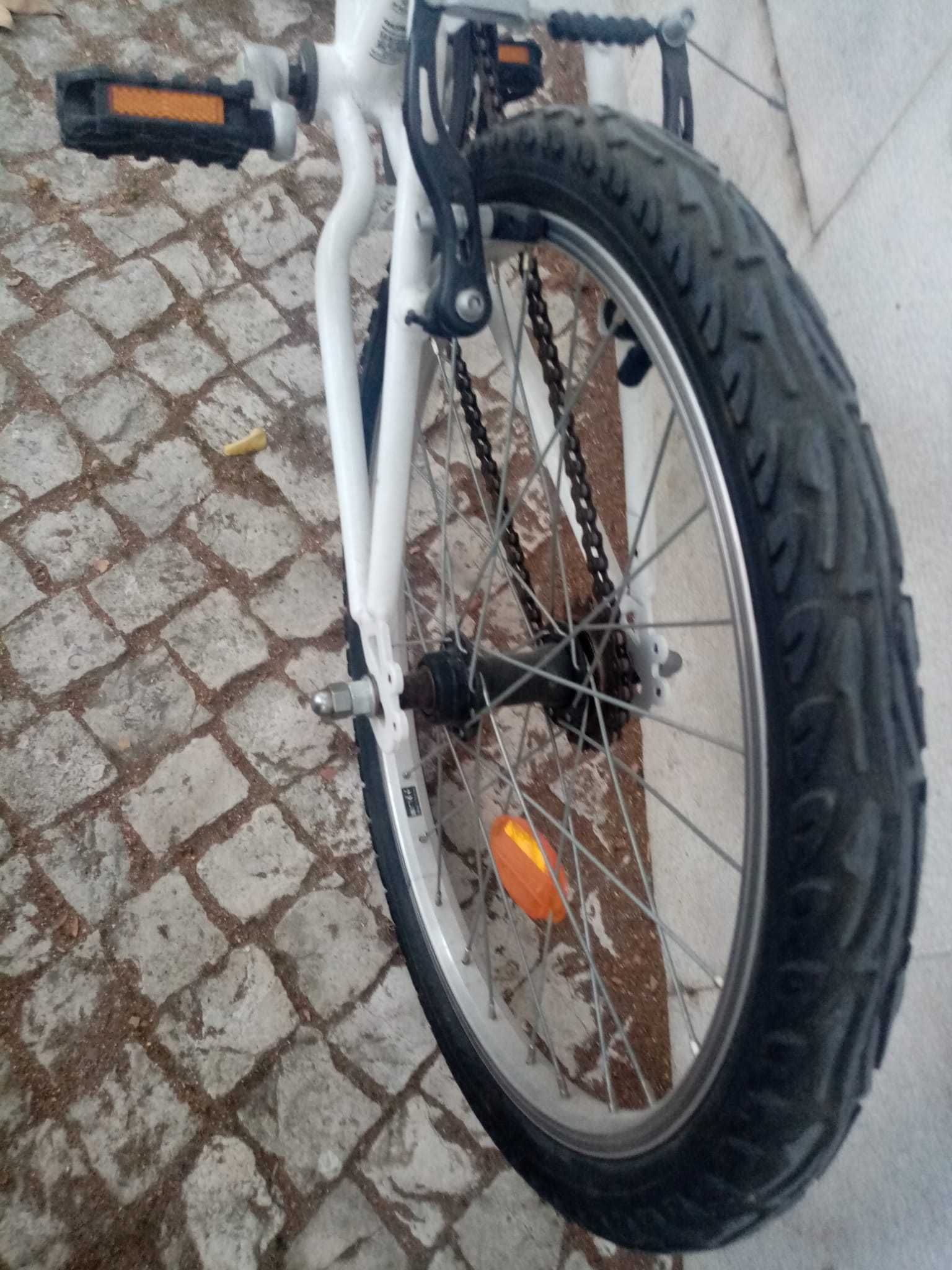 bicicleta de criança: Btwin, branca, roda 20, p/ 5 a 9 anos, excelente