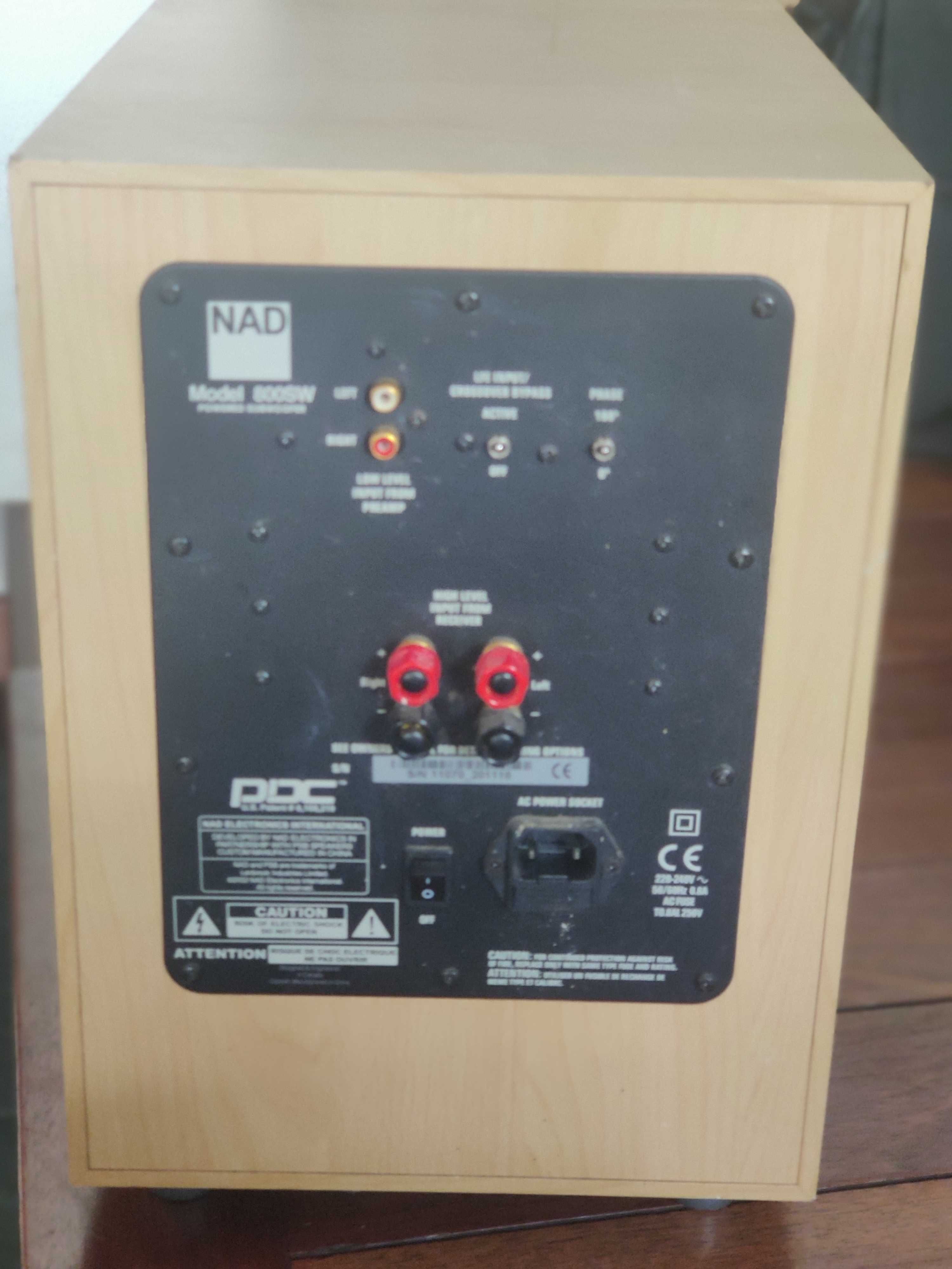 Coluna Subwoofer de estúdio NAD 800SW