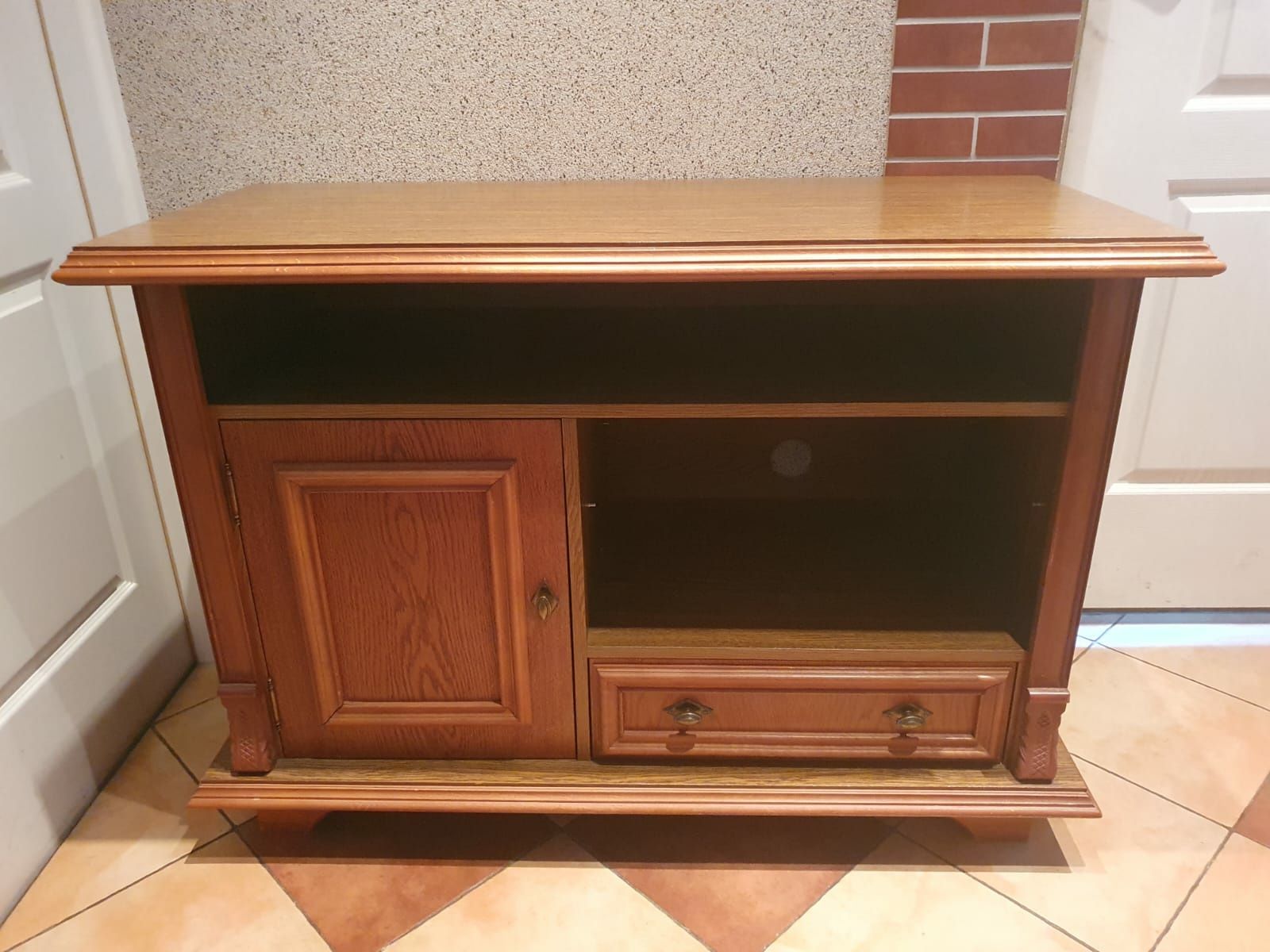 Komoda drewniana ze zdobieniami