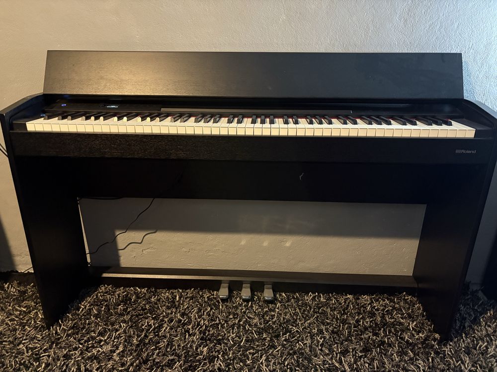 Piano Roland F701
