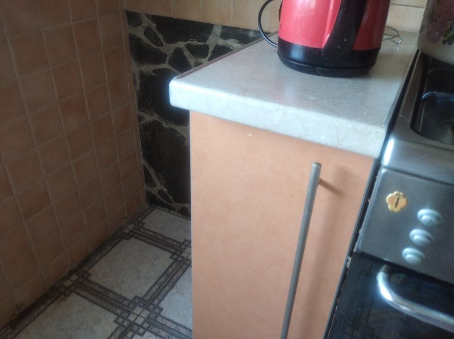 Невеличка кухня і витяжка" Піраміда"( нержавійки) в дуже гарному стані