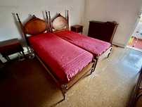 Cama de madeira com colchão