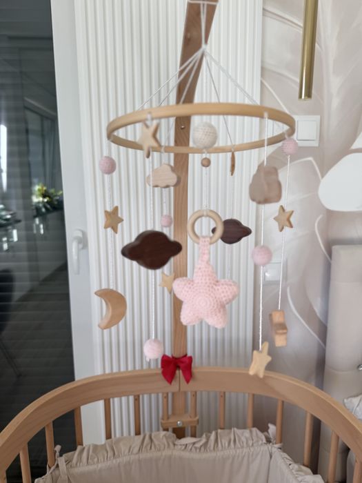 Karuzela drewniana do łóżeczka niemowlęcego brązowo różowa chmurki gwi