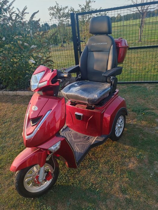 Skuter elektryczny trójkołowy