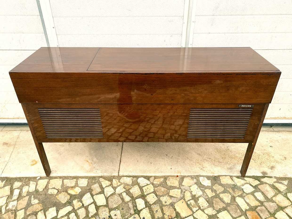 Rádio gira-discos a funcionar vintage