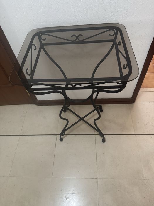 Mesa em ferro preto e tamp de vidro em quadrado