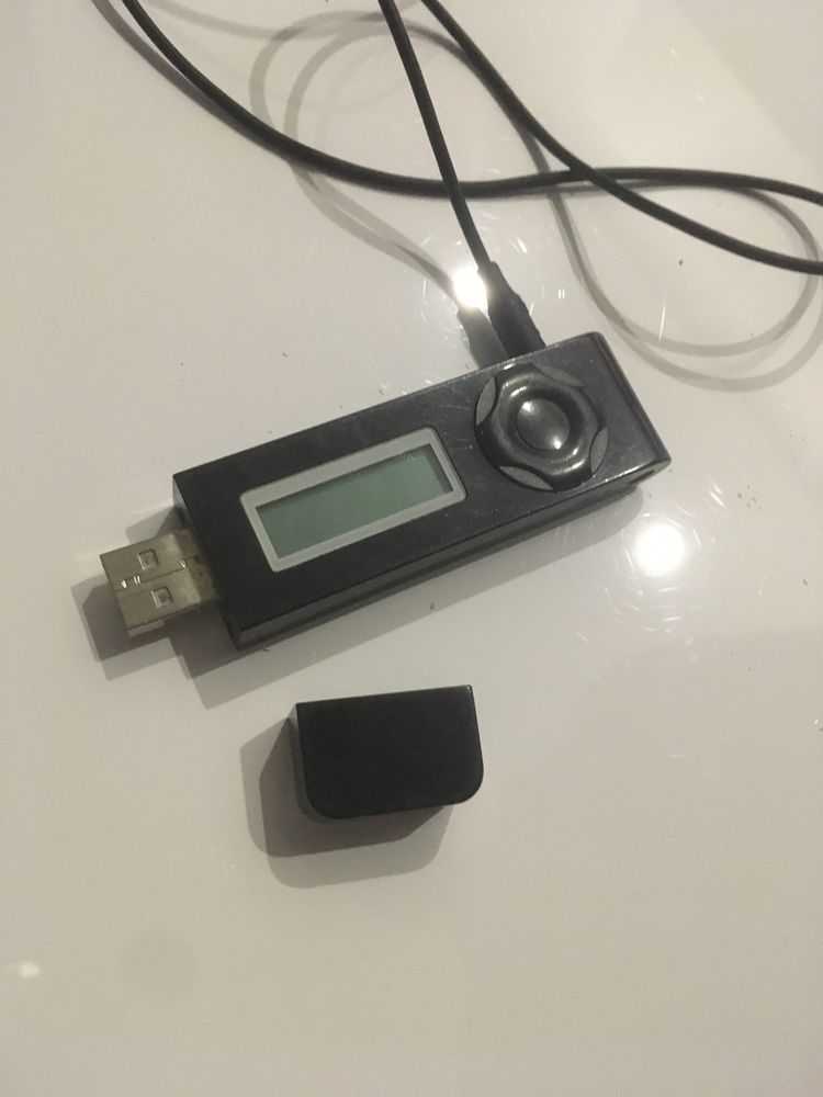 MP 3 com pen, em bom estado com pouco uso