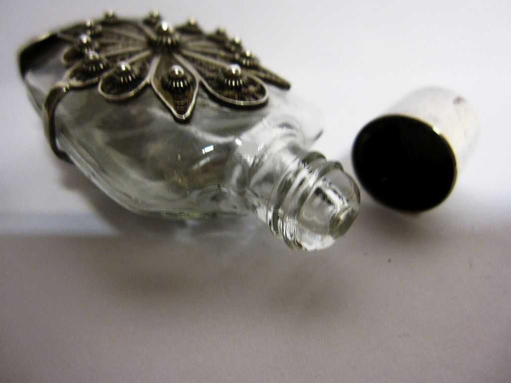 frasco de perfume vintage com armação em prata filigrana portuguesa