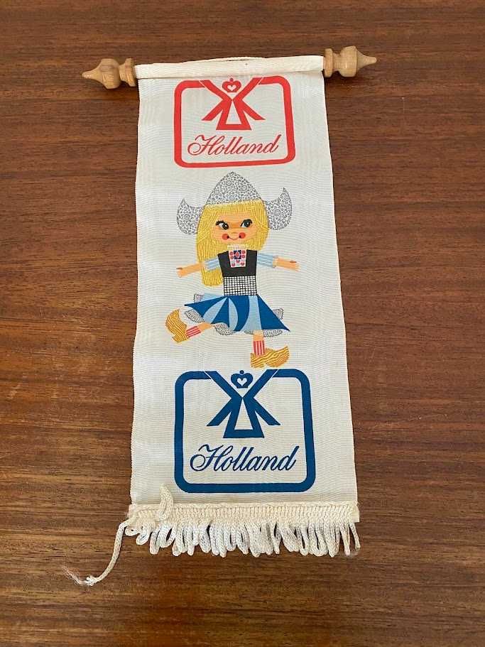 Quadro cerâmica, estandarte, caixa de lata, socas e cabide holandeses