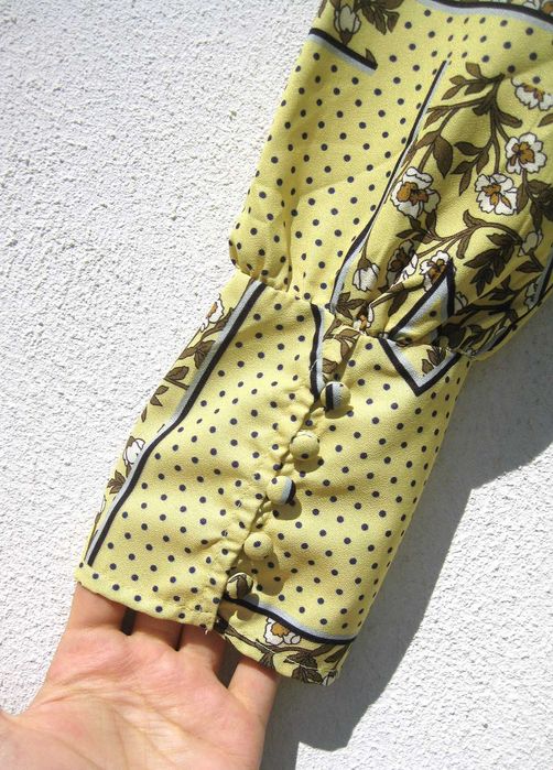 Очень красивое жёлтое платье в горох с принтом с рукавом с горлом ONLY