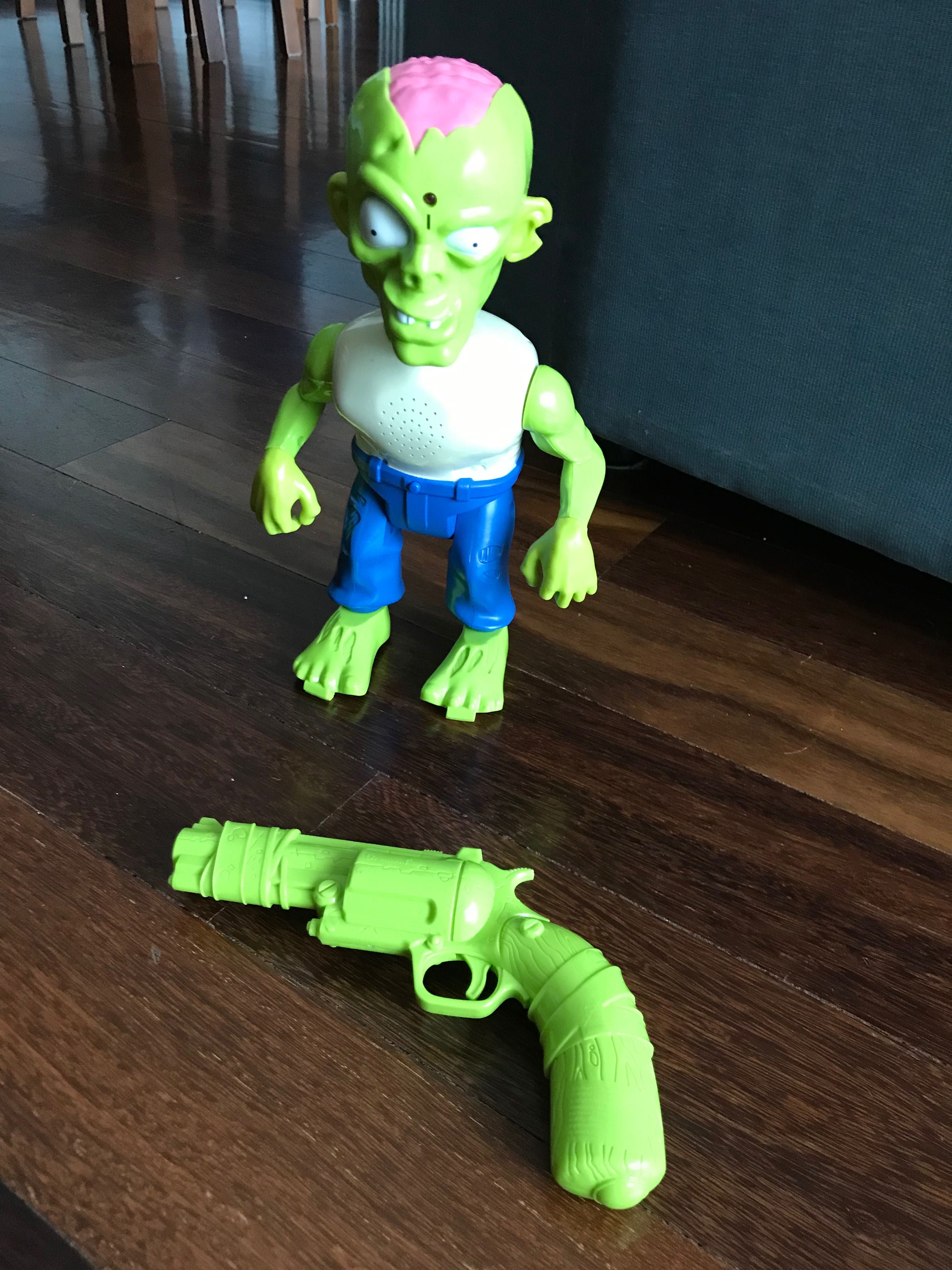 Monstro verde de plástico articulado com pistola