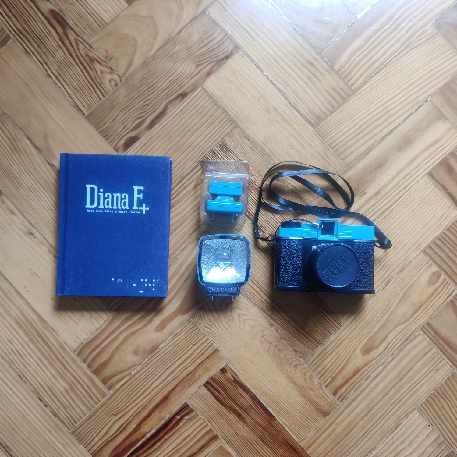 Diana F+ azul. Máquina fotográfica analógica vintage