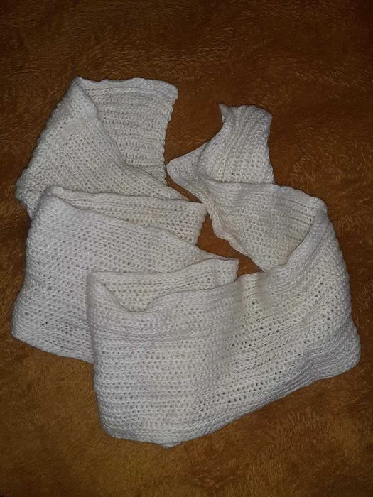 Шарф довгий в'язаний шерстяний білого кольору