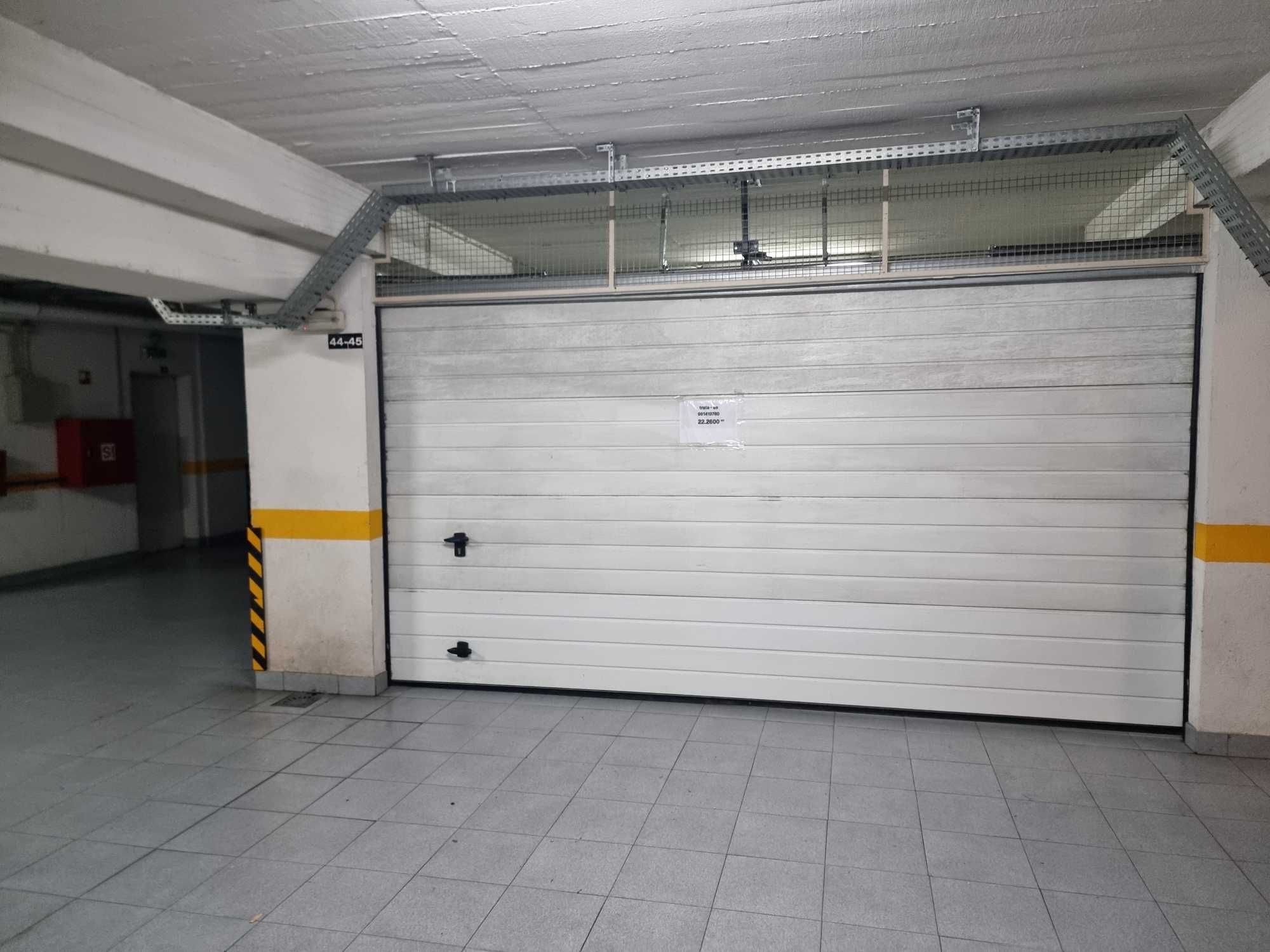Garagem a 150 m da estação da reboleira