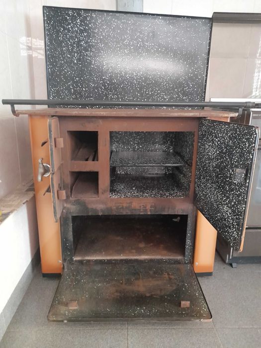 Fogão a lenha em ferro fundido, ferro e esmalte da marca Soliva