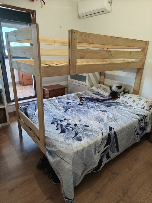 Beliche, cómoda e mesas cabeceira...