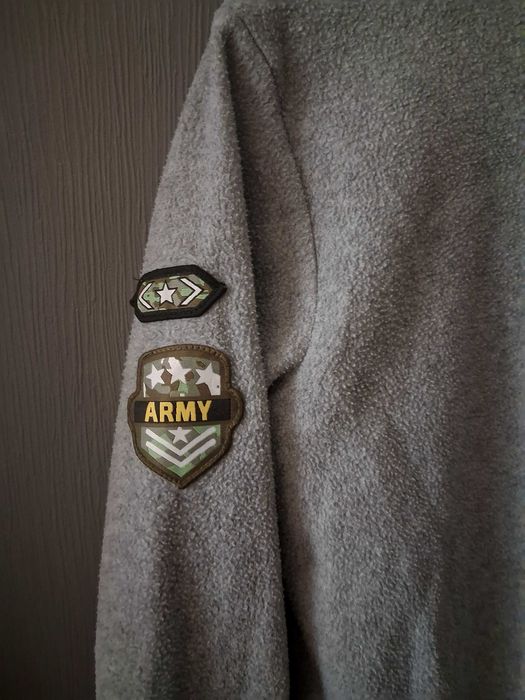 Szara bluza młodzieżowa z militarnymi naszywkami