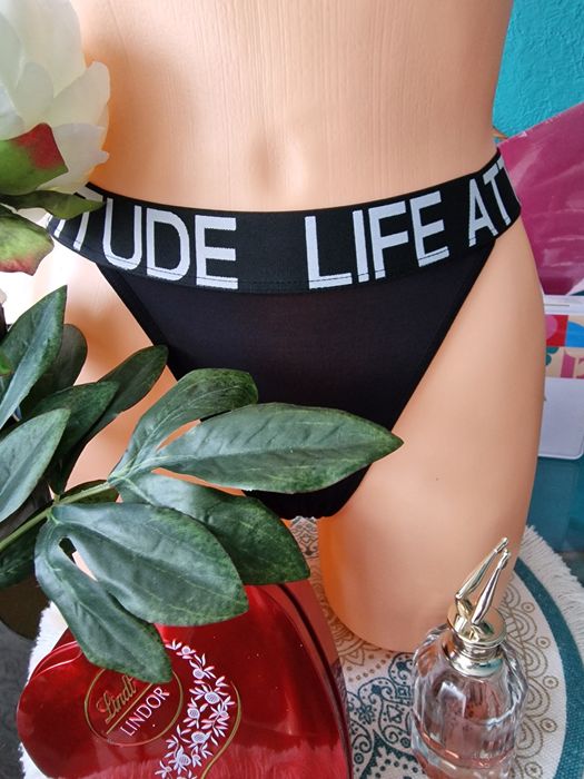 Seksowne stringi damskie z szerokim gumowym pasem i nadrukiem.