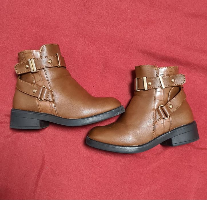 Botas castanhas menina
