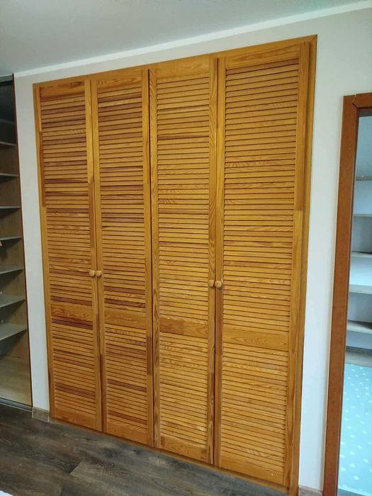 Szafa drewniana w zabudowie ażurowa