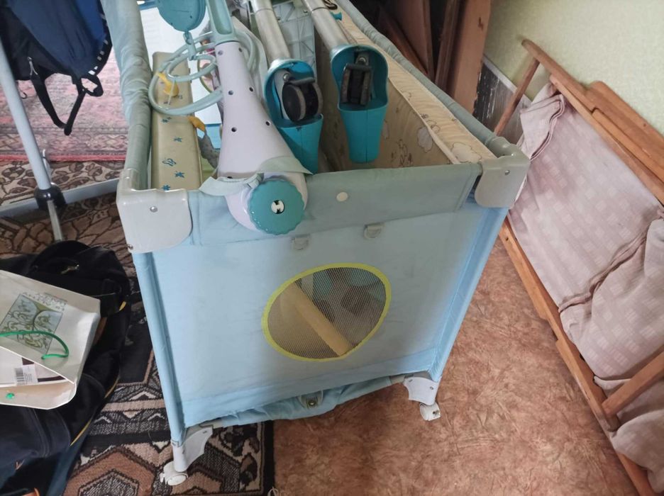 Стульчик для кормления . Детский манеж.