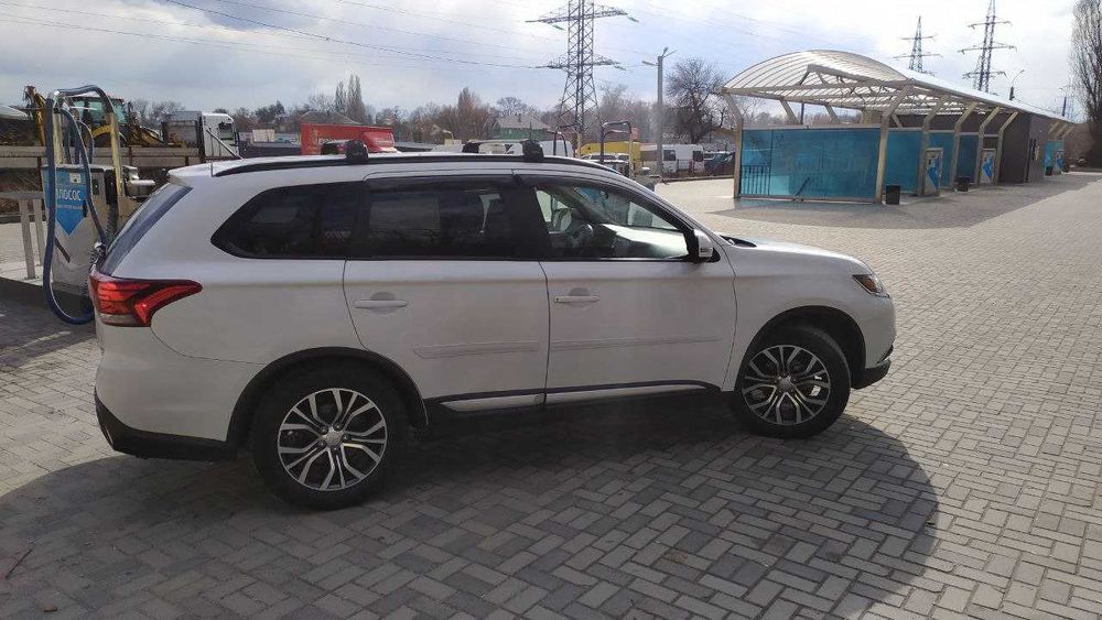 Продам Mitsubishi Outlander 2016 2.4 7 мест