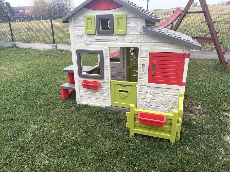 Smoby domek dla dziecka ogrodowy z ogródkiem, stoliczkiem i dzwonkiem.
