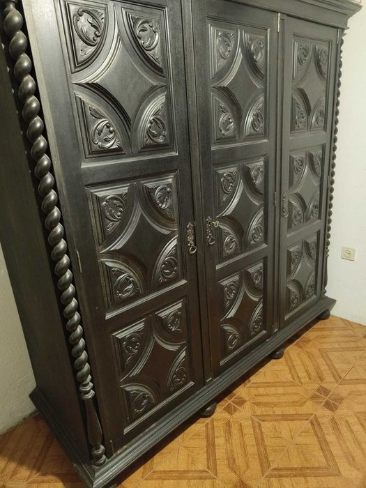 Quarto Completo Antigo em Madeira Maciça — Roupeiro, Cómoda e Cama