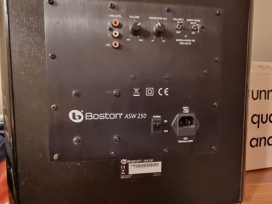 TV ramię Suboofer Boston AWS250 i Arcam Solo Bar Plus