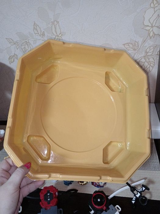 Колекція іграшок Бейблейд (Beyblade) та пускових пристроїв з ареною