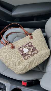 Плетена соломʼяна сумка в стилі відомого бренду
